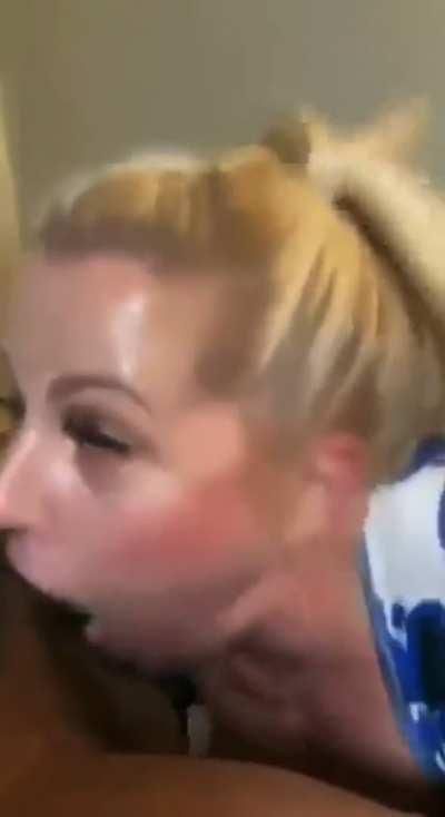 This PAWG knows how to give good neck