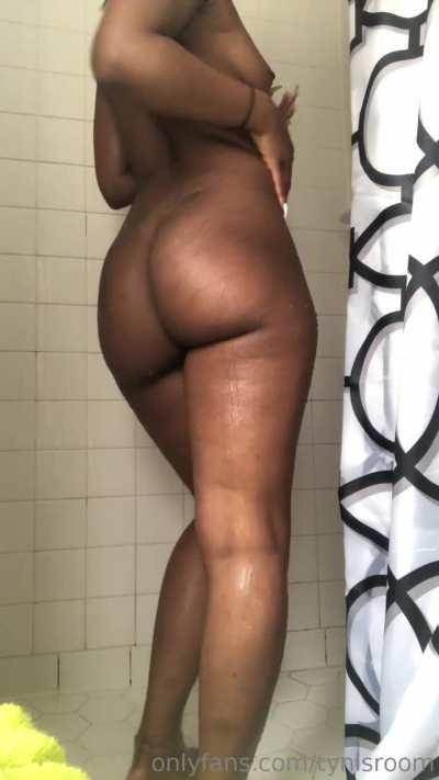 Tyni her photos and more Videos! Link in Comments