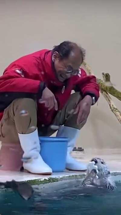 Lovely man playing with an otter at the zoo. They look so cute together.