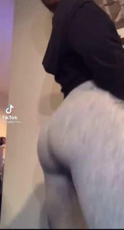 CAKE AND PRETTY FACE 💦🍑