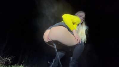 Pushing the Cum out mu hole while i'm Pissing