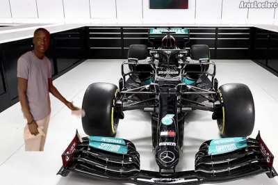 Bottas shows how to remove the tyre on his vehicle at the factory