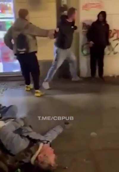 A drunken master from Poland broke a couple of skulls, with the support of gravity and asphalt.