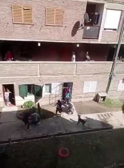Pelea de vecinos en La Pampa terminó con dos personas arrojadas desde un primer piso, fuentes policiales informaron que puede tener relación con un episodio previo donde un hombre resulto herido de arma blanca