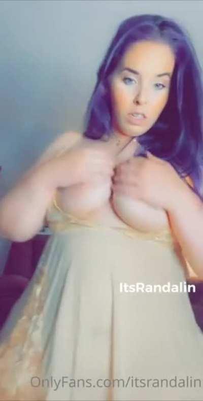 Randalin shaking her giant ass