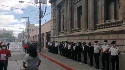 Guatemalan university students set congress on fire