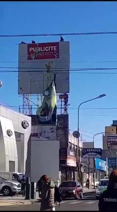 Efecto mariposa: una chica saca una foto en el Mediterráneo y cae un afiche en Lomas