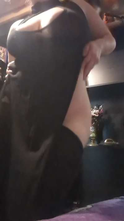 Teasing you with a little dance 😜