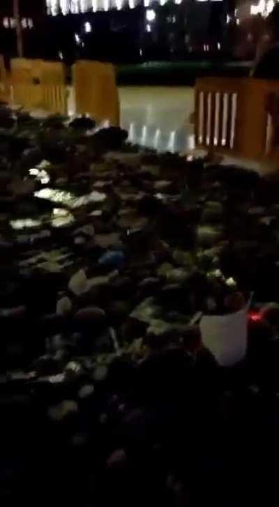 Ayer por la noche y sin aviso el Gobierno ordenó quitar las piedras que la gente había dejado en memoria y homenaje a los fallecidos por Covid