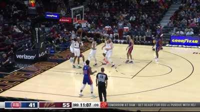 [Highlight] Mobley casually grabs Killian Hayes' layup attempt