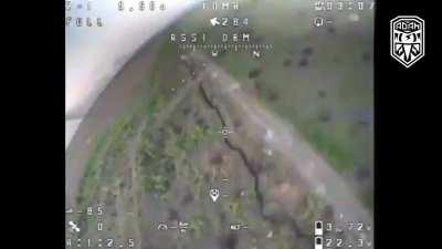 Reusable FPV Drone dropping munitions