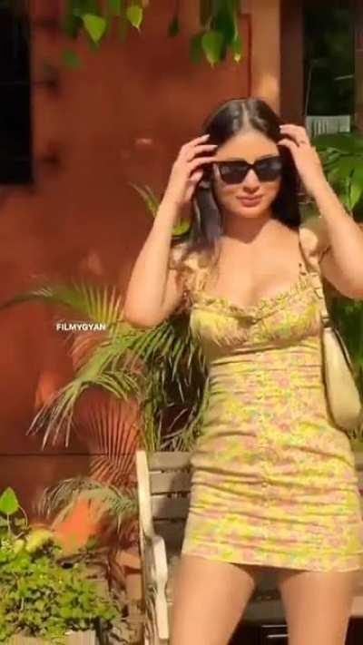 Mouni Roy 😋😋💦 look at those t!ts.. going to explode