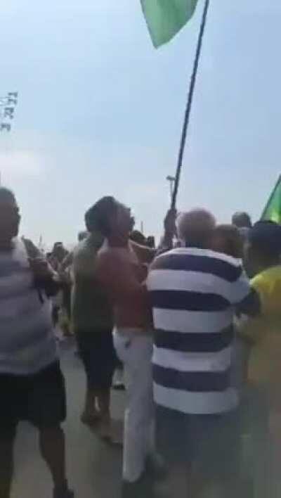 Desentendimento entre manifestantes. Tudo começou quando um apoiador disse já ter pegado nos ovos do presidente, um segundo contou vantagem quando disse que também pegou, mas por baixo da cueca. O primeiro ficou enciumado e dei início à confusão.