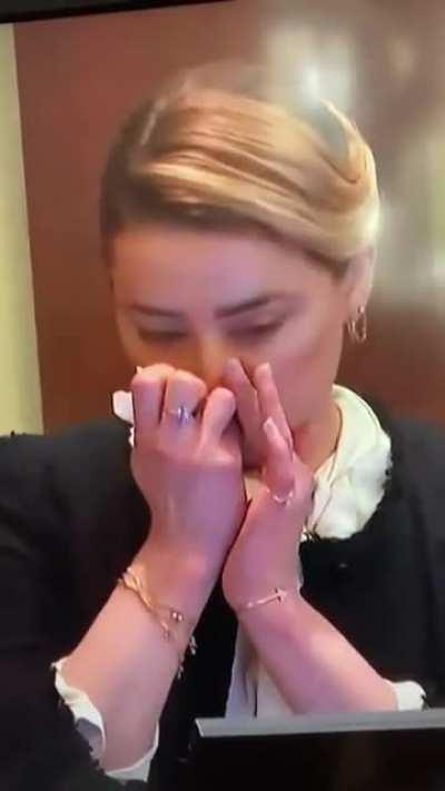 En pleno juicio, enfrente de todos. Ídola.