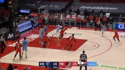 [Highlight] Nurkic misses everything at the rim and the Grizzlies are able to run a lot of time off the clock