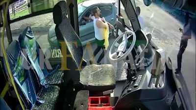 Şanlıurfa'da otobüs şoförü, haraç isteyen kişilerce bıçaklanıyor. Babasını sürücü koltuğundan çeken çocuk, saldırganları engelliyor.