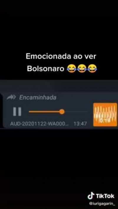 A emoção de uma mulher ao ver o Bolsonaro