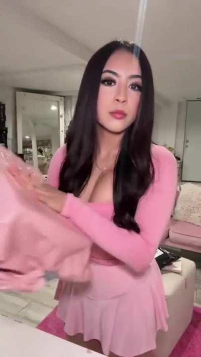 She needs to wear that outfit everytime 😍 🥵