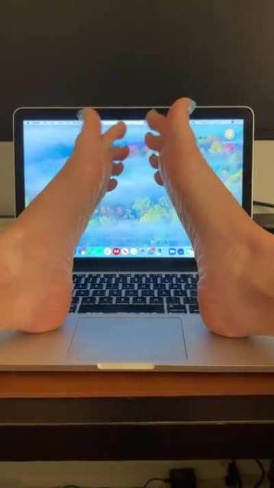 Let’s talk business 🦶🏻💦