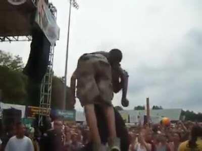 Akon bringing a fan onstage just to throw him off