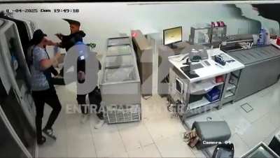 Mar del Plata: entraron a robar armados a una heladería y el empleado los echó a golpes.