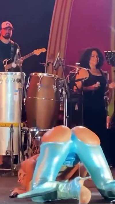 Anitta at her show it's insane