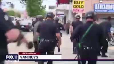 Uma galera tava tentando saquear uma loja em Los Angeles, os donos tavam na frente protegendo. A pol&iacute;cia chegou e foi pra cima dos donos, e os saqueadores fugiram. Os donos s&atilde;o negros