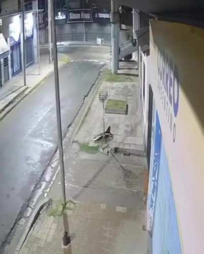 Conductor de una Hilux protagonizó un tremendo vuelco en Tortuguitas