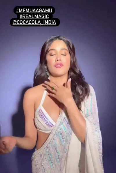 Janhvi Kapoor Cleavage show in Saree