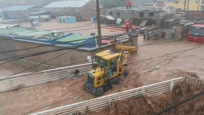 Man in his tractor decides to risk his life to save a family of 4 trapped in a fast moving raging flood caused by a devastating Typhoon