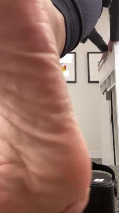 What would you do to my FEET 🦶🏽in this fitting room? 👃🏾