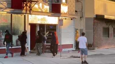 Vândalos nos EUA simplesmente espancaram uma senhora que tentava defender sua casa, os floquinhos da esquerda e antifas acham isso lindo né?