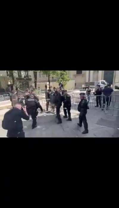 🇫🇷🔥🔥Французские жандармы забили дубинками и арестовали нескольких студентов. Сообщается о нескольких раненых. Сегодня студенты Сорбонского университета организовали протест против политики нынешнего президента Франции Эммануэля Макрона. Склеил 6 видео, по