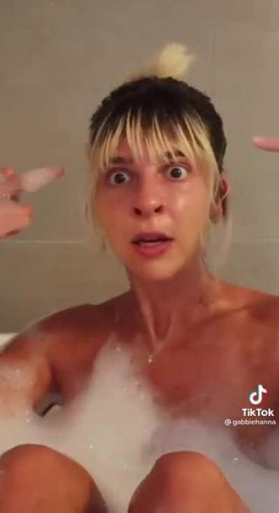 so gabbie hanna has supposedly admitted on her patreon to faking crazy for attention… and then this was her response to all the backlash. then she proceeded to not take any accountability for her actions in the description and blamed it all on her adhd. i