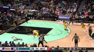 [Highlight] Reaves with a sneaky steal and jumper to beat the buzzer right after Bryant gets the bucket off the Bron dime