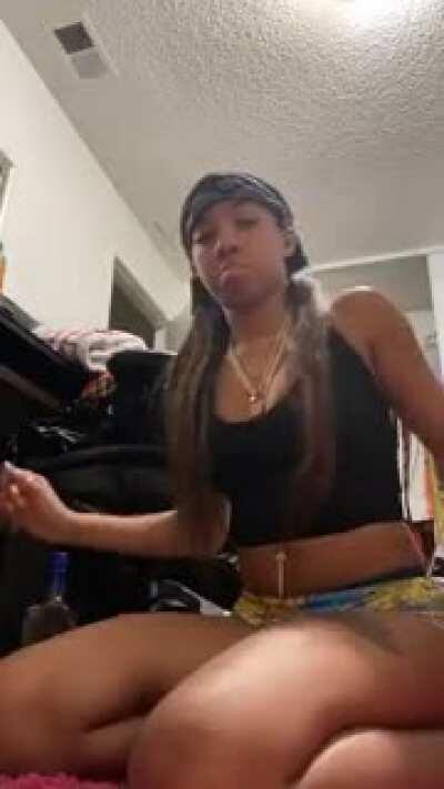 She go live she twerk