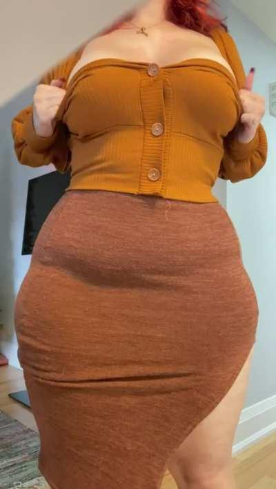 wearing skirts that show off my belly makes me feel so sexy 😇