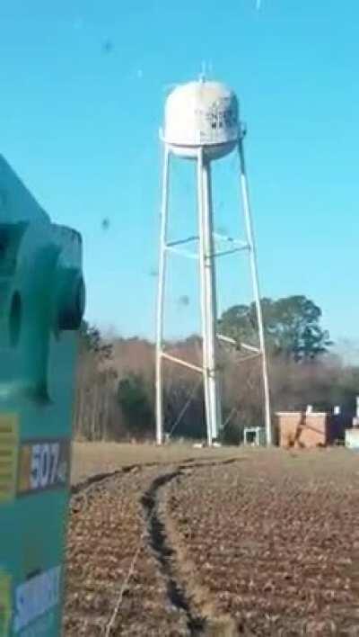 Uma queda lenta, pouco uso de efeitos sonoros, pouca destruição, deixou a desejar, 5,5.