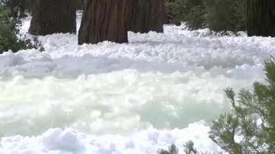 Fluxo de água que vira neve