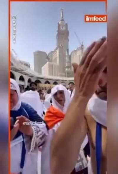 This made me cry. Tunisian Man in Makkah crying for Palestine 😭