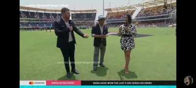 Mayanti langer hosting show and wind came 😁