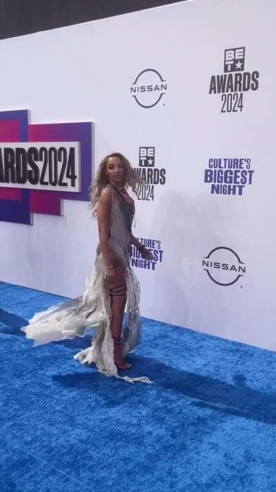 Tinashe bringing all the glam and style to the BET Awards 2024! ✨💫 