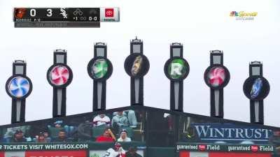 [Highlight] After a two hour rain delay, Gavin Sheets hits his first home run of the year in the bottom of the 1st to put the White Sox up 3-0!