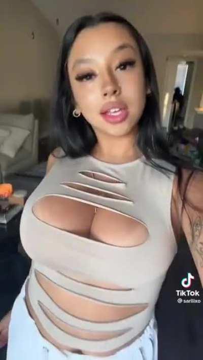 Cleavage window| @sariiixo