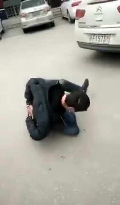 晶哥够狠，一脚把人踩吐血了