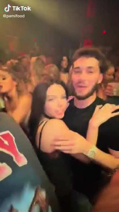 Damn he has the girl of all ur dream