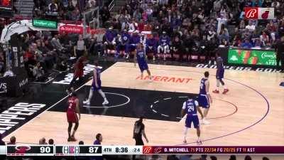 [Highlight] Strus to Bam to attack the rim in the 4th