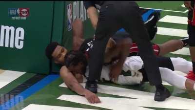 [Highlight] Giannis and Ariza shares a moment on the floor