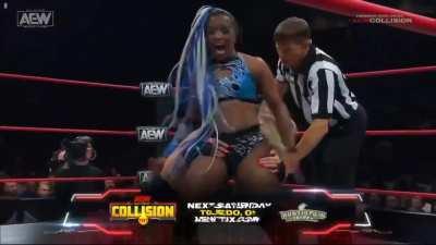 Toni Storm bites Kiera Hogan's ass