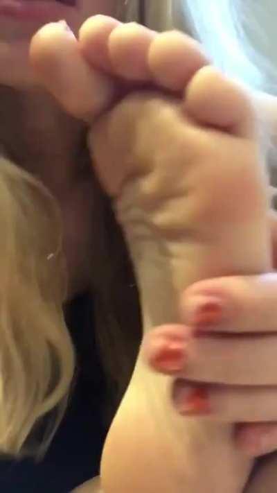 Pretty feets worshipped 